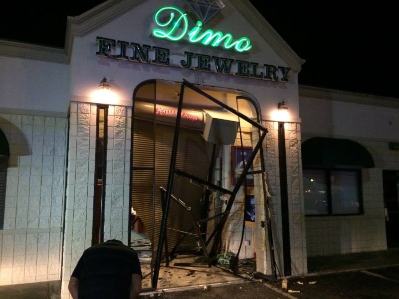 Gainesville Police Man Rammed Car Into Jewelry Store In Overnight Burglary Gainesville Police Man Rammed Car Into Jewelry Store In Overnight Burglary